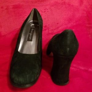Green suede block heel pumps 9